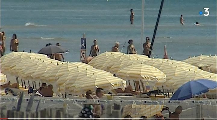 フランスではヌーディストが集まる地中海沿岸のリゾート、キャプダグドで感染者が急増している。France 3 Occitanie / YouTube