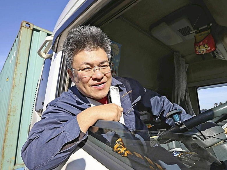 トレーラー運転手として街を駆ける佐藤さん　写真提供＝読売新聞社