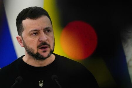 ４月１４日、ウクライナのゼレンスキー大統領は、イランによるイスラエルへの無人機（ドローン）とミサイルによる攻撃を非難した上で、空からの脅威を撃退するため、ウクライナもイスラエルのように同盟国の支援が必要だと訴えた。写真はビリニュスで１月撮影（２０２４年　ロイター／Ints Kalnins）