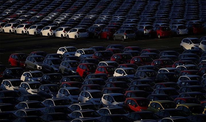 1月23日、2018年の貿易収支が23日に発表され、日本の「輸出けん引力」に明確な陰りが見えてきた。一方で2019年は、米中経済摩擦が早期に解決しない場合、中国経済の減速が鮮明となり、世界貿易全体に波及するリスクが強く意識され出している。世界的な貿易量の一段の減速や円高リスクシナリオが台頭した際に、内需への波及を食い止めるために日本政府・日銀に十分な対応力があるのかどうか。予想外の試練が待ち受けている可能性もある。2017年に横浜で撮影（2019年　ロイター/Toru Hanai）