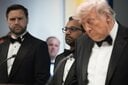 銃撃事件後、記者会見をするトランプ（右）とバンス（左）（4月25日、ワシントン）REUTERS/Kylie Cooper