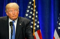 銃乱射事件を政治問題化するトランプの苦境