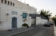英国が東エルサレムの領事館の看板撤去、イスラエルの閉鎖命令受け