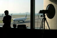 キャセイ航空パイロットが苦しむ、年最大150日の隔離生活　日光ない「独房」も