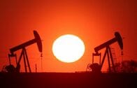 原油先物は横ばい、米国の対イラン制裁強化の影響見極め