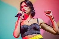 【画像】【動画】大事な部分を隠さず...英人気歌手、過激なシースルードレス姿でイベント登壇...「不適切」と批判の声も