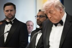 トランプ銃撃事件、シークレットサービスは先にバンスを逃した