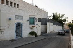 英国が東エルサレムの領事館の看板撤去、イスラエルの閉鎖命令受け