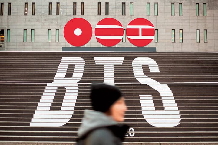 BTSの活動再開を告知するロゴが登場したソウルの世宗文化会館の大階段