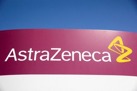 ７月１日付の英タイムズ紙が複数筋の話として報じたところによると、英製薬大手アストラゼネカは株式の上場先をロンドンから米国に移すことを検討している。写真は同社のロゴ。米デラウェア州ウィルミントンの同社施設で２０２１年３月撮影（２０２５年　ロイター/Rachel Wisniewski）
