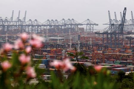 　トランプ米大統領は４日、貿易協定を巡り中国を含む多くの国と協議しており、中国に関する最優先事項は公正な取引を確保することだと述べた。写真は中国広東省深セン市の港で４月撮影（２０２５年　ロイター/Tingshu Wang）