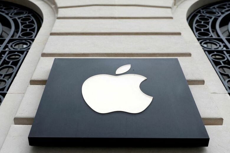アップルストアに掲げられたアップルのロゴ。2025年4月、パリで撮影。REUTERS/Abdul Saboor