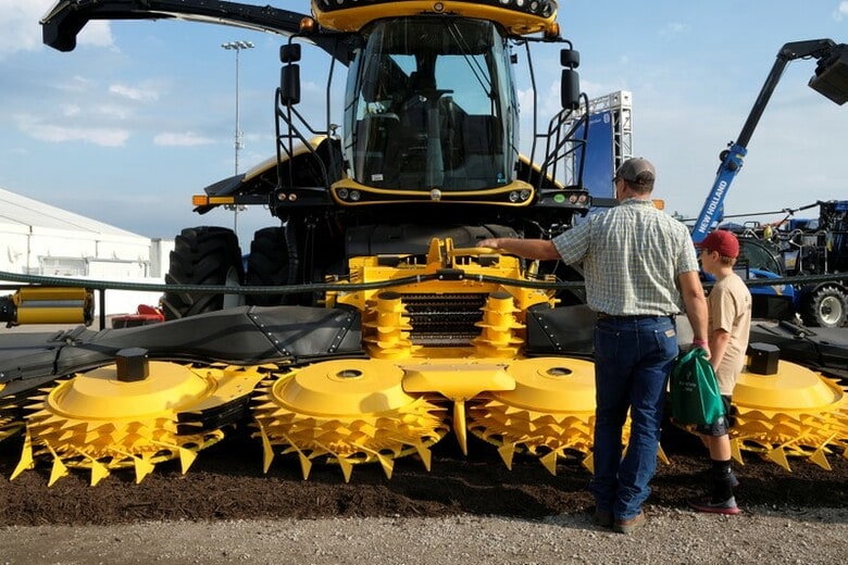 ２０１８年８月、米アイオワ州ブーンで開かれた農業フェアで、展示された農業機械を見学する親子（２０１８年　ロイター/Jordan Gale）