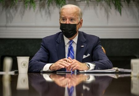 １２月１６日、バイデン米大統領は、新型コロナウイルスのオミクロン株のより急速な拡大が国内で見込まれるとし、ワクチン未接種者はこの冬、重症化や死亡のリスクがあると指摘した。ホワイトハウスで同日撮影（２０２１年　ロイター／Evelyn Hockstein）