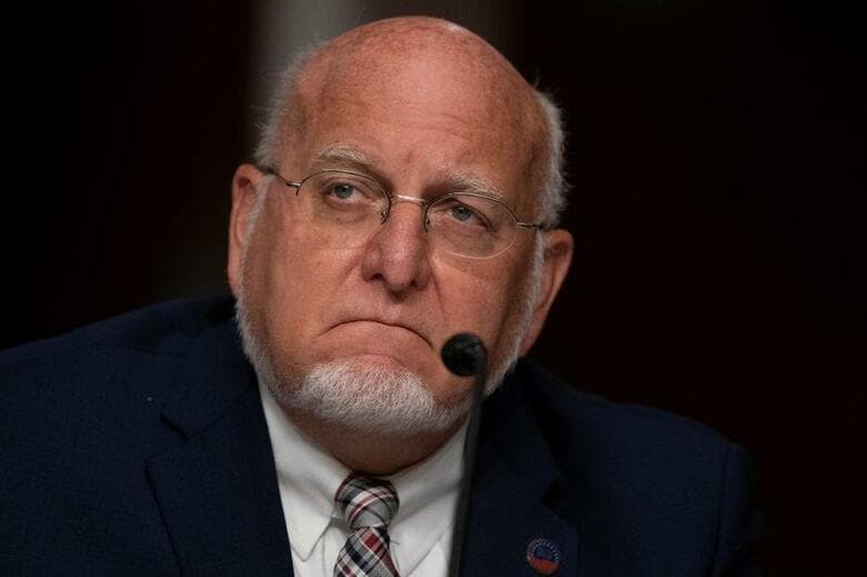 米疾病対策センター(CDC)のレッドフィールド所長は23日、新型コロナウイルス感染症ワクチンの接種には数カ月かかるだろうが、遅くとも2021年7月までにはほとんどの米国民が接種することができると述べた。23日にワシントンで代表撮影(2020年　ロイター)