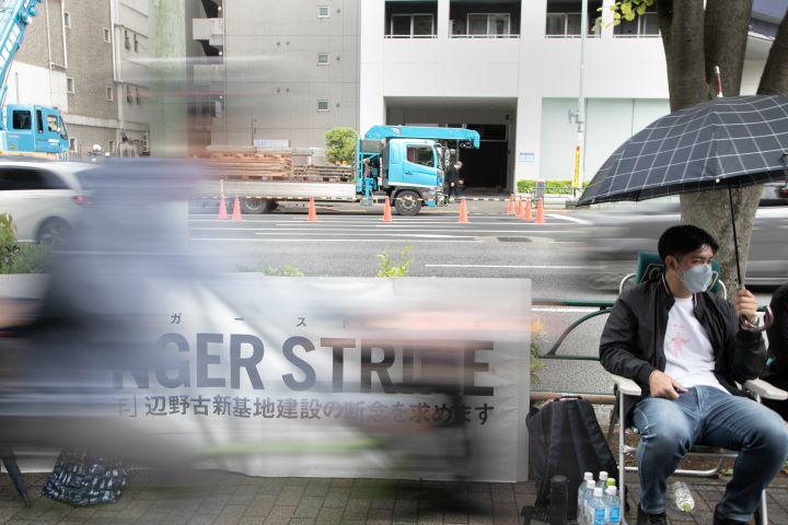 5月12日、防衛省前でハンストを行う元山　HAJIME KIMURA FOR NEWSWEEK JAPAN