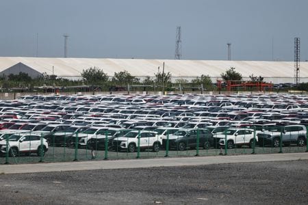 　３月１１日、中国汽車工業協会（ＣＡＡＭ）が公表した２月の自動車販売台数（輸出を含む）は前年比１５．４％減少で、２０２４年２月以来最大の下落率となった。写真は上海の新車駐車場で２０２５年９月撮影（２０２６年　ロイター/Go Nakamura ）