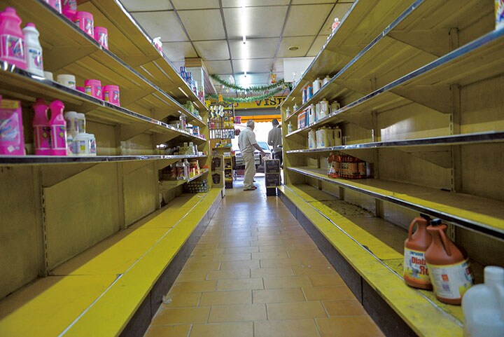 生活必需品の多くを輸入に頼っていたベネズエラ。原油価格の下落で外貨準備高が激減し、今やスーパーの棚はガラ空きだ　Carlos Becerra-Anadolu Agency/GETTY IMAGES