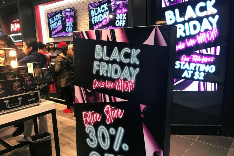 １１月２５日、アドビ・アナリティクスの調査によると、米感謝祭と「ブラックフライデー」のオンライン小売売上高が前年比１７．９％増の７９億ドルとなり、過去最高を記録した。ニューヨークで２４日撮影（２０１７年　ロイター／Shannon Stapleton）
