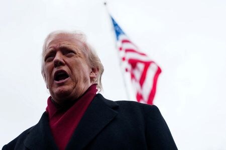 　トランプ米大統領と実業家イーロン・マスク氏が主導した「政府効率化省（ＤＯＧＥ）」が任期を８カ月残して解散したことが分かった。写真は首都ワシントンのホワイトハウスで２２日撮影（２０２５年　ロイター/Aaron Schwartz）