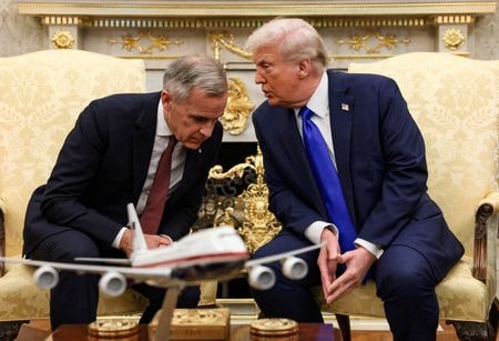 トランプ米大統領は３１日、米国とカナダは貿易交渉を再開しないと改めて表明した。写真はカナダのカーニー首相とトランプ氏。ホワイトハウスで７日撮影（２０２５年　ロイター/Evelyn Hockstein）