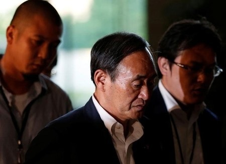 　７月３日、菅義偉官房長官（中央）は２日午後１１時半過ぎに会見し、バングラデシュで発生した人質事件で、日本人７人の死亡を確認したと発表した。都内で２日撮影（２０１６年　ロイター/Toru Hanai）