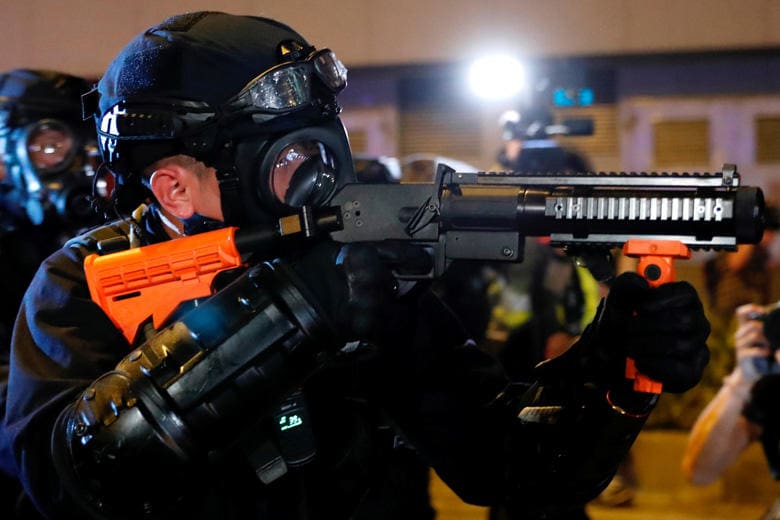 デモ隊を鎮圧する香港警察（7月21日）　Tyrone Siu-REUTERS