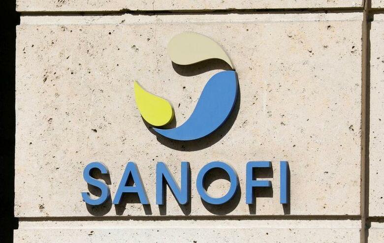 フランスの製薬大手サノフィは17日、英グラクソ・スミスクライン（GSK）と共同開発した新型コロナウイルスワクチン候補の第2相臨床試験（治験）で強力な免疫反応が示されたと発表した。写真はサノフィのロゴ。2020年4月撮影（2021年　ロイター/Charles Platiau）