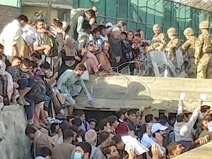 国外脱出のためカブール空港の外に集まったアフガニスタン人（8月25日）　Twitter/DAVID_MARTINON/REUTERS