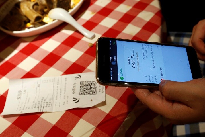 レストランの支払いもテーブルにきたレシートのQRコードを読み込むだけ（広東省広州市）　Bobby Yip- REUTERS