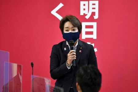 　２月１２日、朝日新聞など国内メディアは、辞任を表明する見通しの東京五輪・パラリンピック組織委員会の森喜朗会長の後任として調整が進んでいた川淵三郎氏が、就任要請を辞退する意向を固めたと報じた。写真は橋本聖子五輪担当相。２日都内での代表撮影（２０２１年／ロイター）
