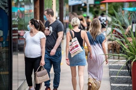 米国で新型コロナウイルス流行で休止状態にあった経済活動の再開に早期に踏み切った複数州がウイルス感染の再拡大に見舞われ、景気回復に失速の兆候が見られる。テキサス州オースティンで６月撮影（２０２０年　ロイター/SERGIO FLORES）