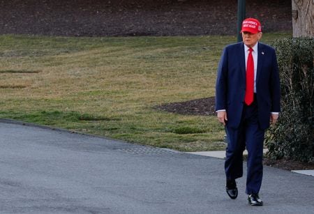 　トランプ米大統領（写真）は１日、輸入木材に関税をかけるかどうかを判断するため、通商拡大法２３２条に基づく国家安全保障上の調査を行うようラトニック商務長官に命じた。ワシントンのホワイトハウス・サウスローンで２月２８日撮影(２０２５年　ロイター/Brian Snyder)