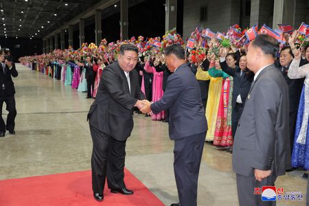 ９月２０日、北朝鮮国営の朝鮮中央通信（ＫＣＮＡ）は、金正恩朝鮮労働党総書記がロシア訪問を終え、１９日夜に専用列車で平壌に戻ったと伝えた。写真は平壌駅で出迎えを受ける金総書記。KCNAが同日配信（２０２３年　ロイター）
