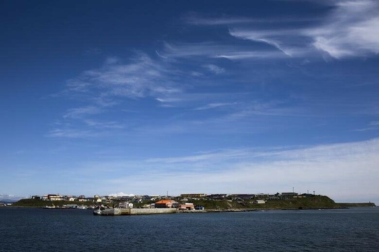 １１月２３日、ロシア政府はクリール諸島（北方領土と千島列島）への新型ミサイル配備について、日本との北方領土問題解決を目指す努力に悪影響を与えないことを望んでいると表明した。写真は昨年９月、海上から国後島を撮影（２０１６年　ロイター/Thomas Peter）