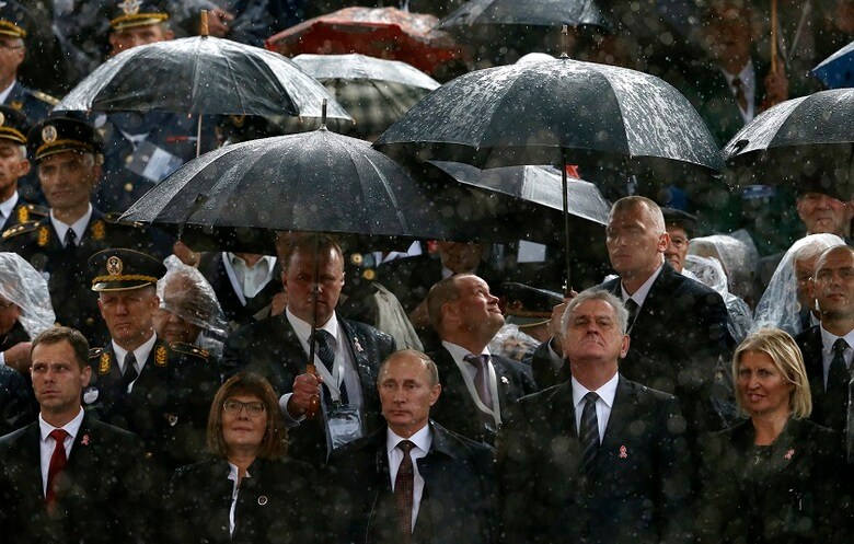 プーチン露大統領（中央）とニコリッチ・セルビア大統領（右隣）は微妙な関係　Marko Djurica- REUTERS