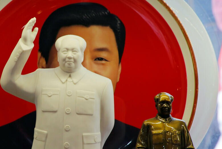 習近平の「毛沢東回帰」を揶揄するかのような毛沢東像（天安門広場の土産物屋で）　Jason Lee-REUTERS