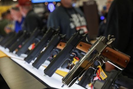 　１月３０日、米南部ルイジアナ州ニューオーリンズの連邦高裁は、連邦ライセンスを持つ銃器販売業者による２１歳未満の成人への拳銃販売を米政府が禁じていることについて、違憲の判断を下した。写真は陳列された拳銃。米テキサス州ダラスで昨年５月撮影（２０２５　ロイター／Shelby Tauber）