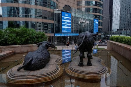 　香港市場では今年に入りデリバティブ取引が急増し、空前の水準に達している。写真は、香港の交易広場。２０２３年８月、香港で撮影（２０２５年　ロイター/Tyrone Siu）