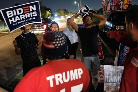 　米大統領選の投票日を迎えた３日、米テキサス州ヒューストンの投票所前で、トランプ・バイデン両候補の支持者同士がにらみ合いになる一幕があった（２０２０年　ロイター/Go Nakamura）