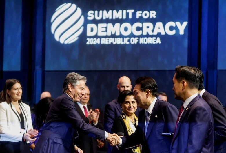 2024年3月18日、韓国のソウルで開催された第3回民主主義サミット REUTERS/Evelyn Hockstein