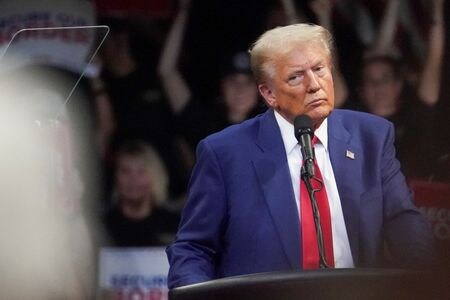 　１０月１４日、格付け会社フィッチは、米大統領選で共和党候補トランプ前大統領（写真）が再選された場合、アジア諸国の国内総生産（ＧＤＰ）成長率が大幅に低下する可能性があり、特に中国、韓国、ベトナムが影響を受けるとの見方を示した。写真は米アリゾナ州 で１３日撮影（２０２４　ロイター／Go Nakamura）