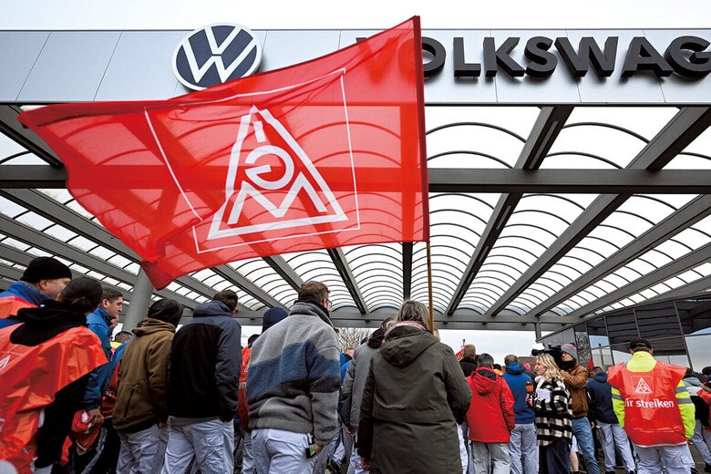 フォルクスワーゲンのリストラに抗議（2024年12月）　HENDRIK SCHMIDTｰDPAｰREUTERS