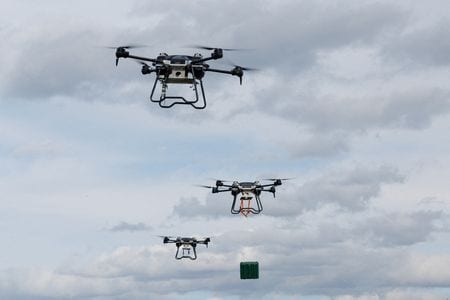 　軍隊が敵の航空機やドローンに偽のＧＰＳ信号を送り、正常に機能させないようにすることを「スプーフィング」と呼ぶ。単なる妨害よりも破壊的で、危険とみなされるケースが多い。写真はロシア国防省が４月２０日に公開した、軍用ドローンのデモ飛行の様子（２０２４年　ロイター）