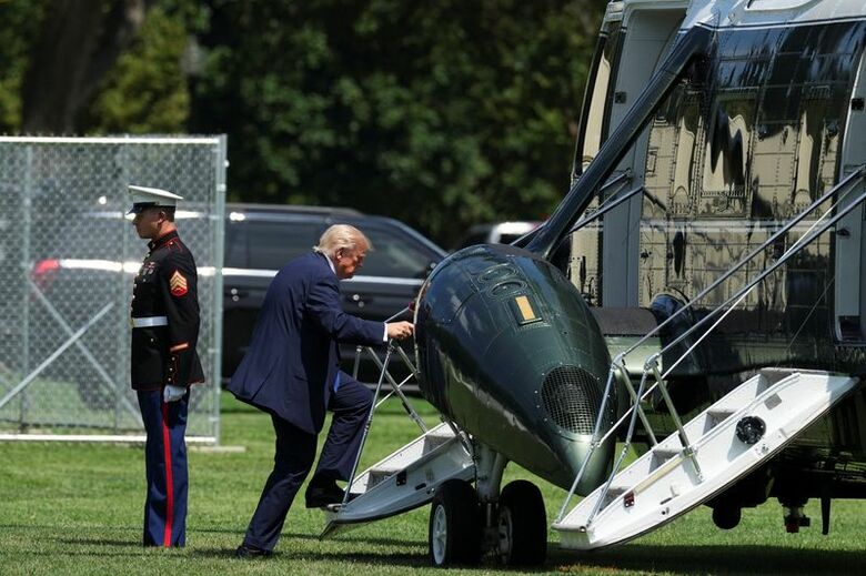 大統領専用ヘリコプター「マリーンワン」に搭乗するトランプ米大統領。8月4日、ホワイトハウスで撮影。REUTERS/Eric Lee
