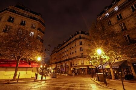 　フランス政府は３日、新型コロナウイルス感染防止策として、首都パリに午後９時からの夜間外出禁止令を再び発令する可能性がある。写真はひとけのないサンルイ島の様子。１０月撮影（２０２０年　ロイター/Christian Hartmann）