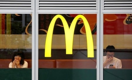 　９月８日、外食業界の低価格シフトが広がっている。日本マクドナルド（写真）は１２日から４００円の平日ランチメニューを投入すると発表。７月撮影（２０１６年　ロイター/Toru Hanai/File Photo）