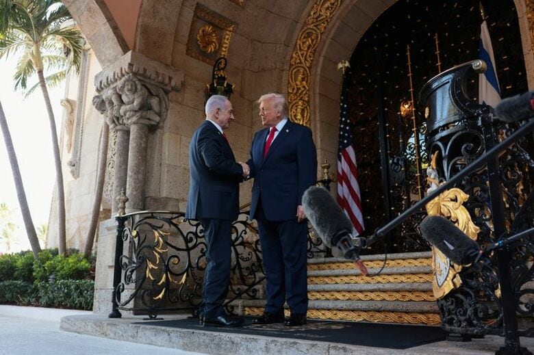 写真はイスラエルのネタニヤフ首相（左）を出迎えるトランプ米大統領。　米フロリダ州パームビーチで昨年１２月撮影。REUTERS/Jonathan Ernst