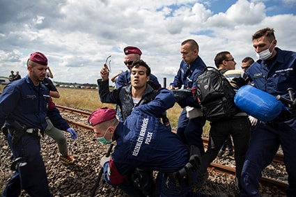 ハンガリーに入国しようとして警官に囲まれた難民の男性　Marko Djurica-REUTERS