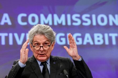 　６月８日、欧州連合（ＥＵ）欧州委員会のブルトン委員（域内市場・産業・デジタル単一市場担当、写真）は、米メタ・プラットフォームズのマーク・ザッカーバーグ最高経営責任者（ＣＥＯ）と今月面会し、子どもを標的にしたコンテンツに対処する措置を直ちに取るよう求める。写真はブリュッセルで２月撮影（２０２３年　ロイター／Yves Herman）